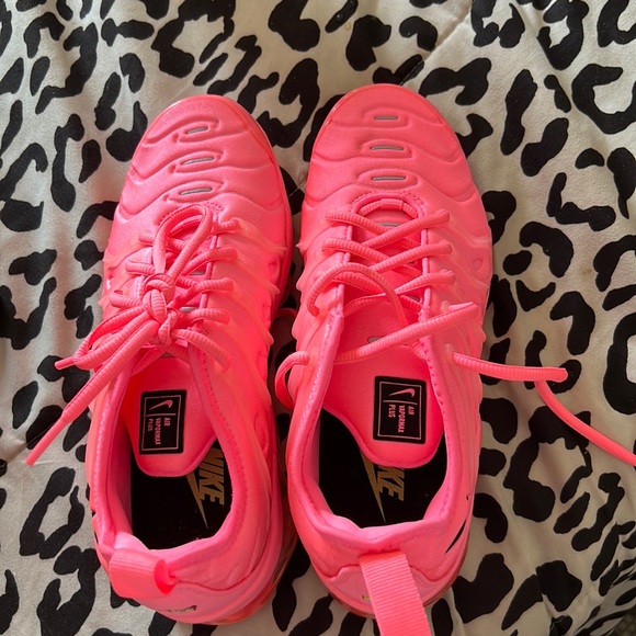 red vapormax plus size 6